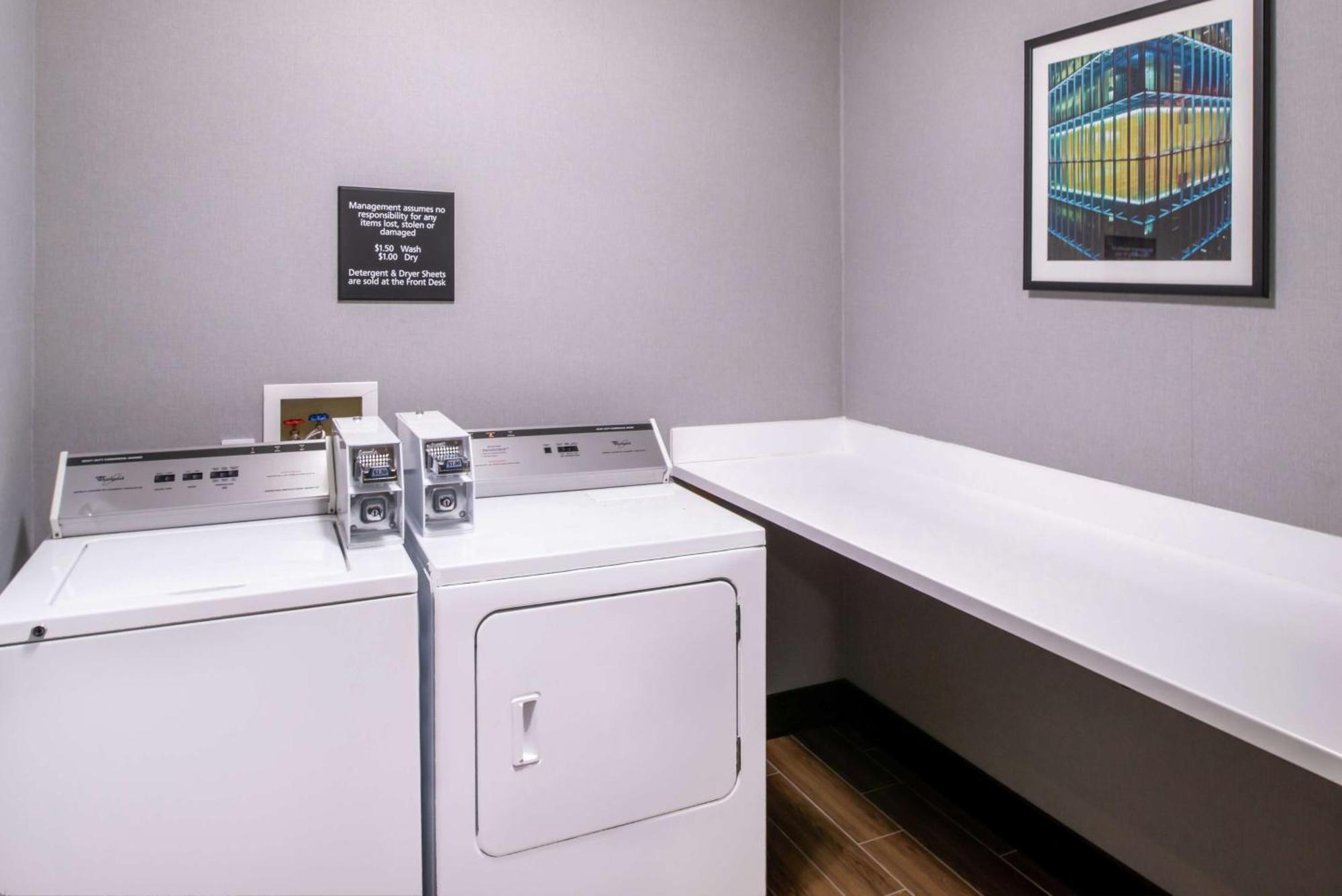 Hampton Inn Eugene Bagian luar foto