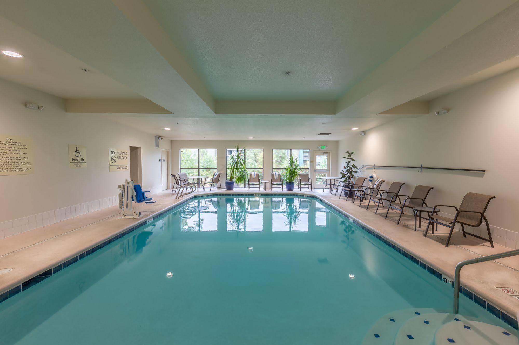 Hampton Inn Eugene Bagian luar foto